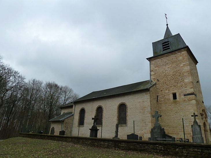 L'église sur une butte à l'écart du village - Ville-Houdlémont