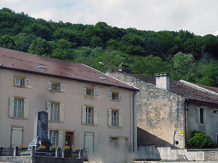 Maisons et monument aux morts - Waville