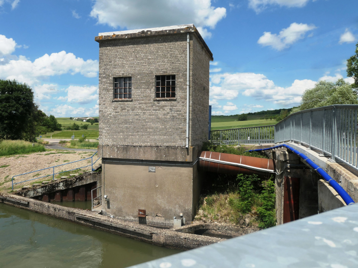 Ecluse sur le canal de la Marne au Rhin - Xures