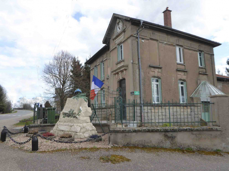 Le monument aux morts devant la mairie - Abaucourt-Hautecourt