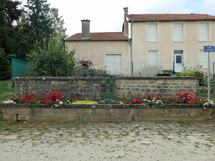 La fontaine abreuvoir place Jean Blaise - Aubréville