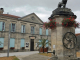 la fontaine devant la mairie