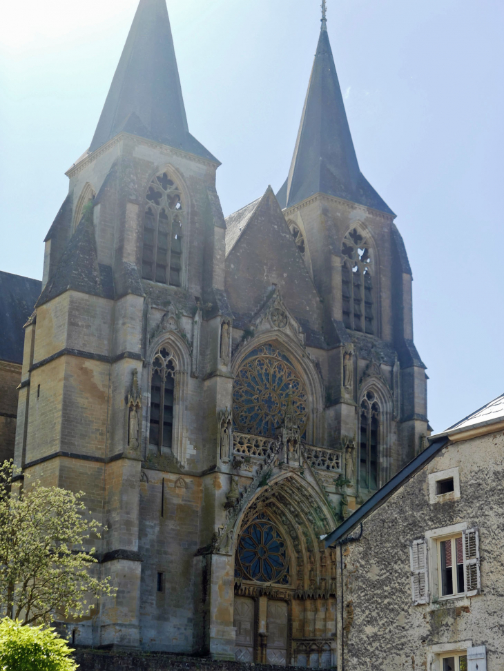 Clochers de la basilique Notre Dame - Avioth