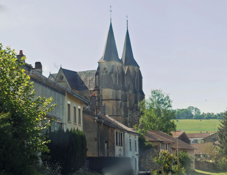 La basilique au dessus des maisons du village - Avioth