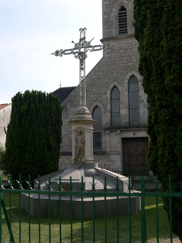 La croix devant l'église - Avocourt