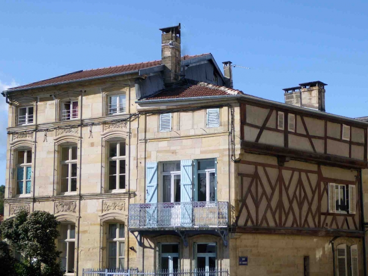 Place de la Fontaine : maisons - Bar-le-Duc