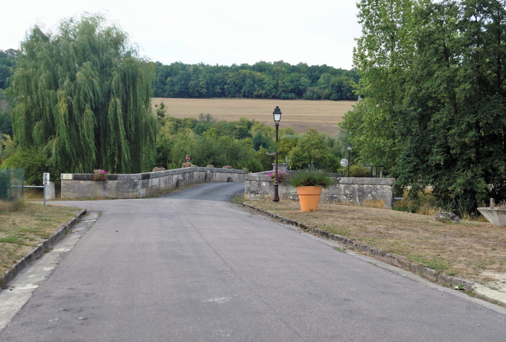 Vers le pont sur la Saulx - Bazincourt-sur-Saulx