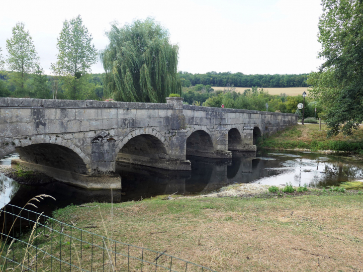 Le pont sur la Saulx - Bazincourt-sur-Saulx