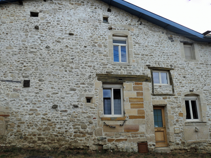 Maison dans le village - Bazincourt-sur-Saulx