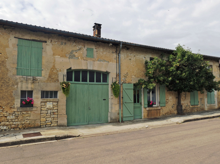 Maison dans le village - Bazincourt-sur-Saulx