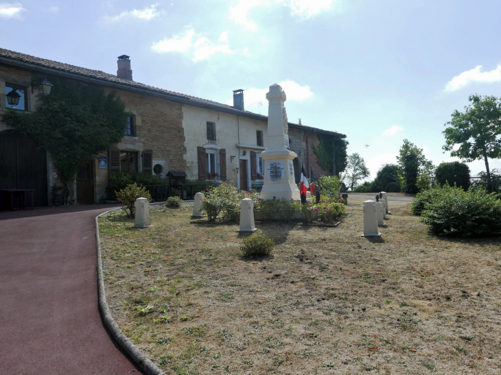 Le monument aux morts sur la place - Beaulieu-en-Argonne