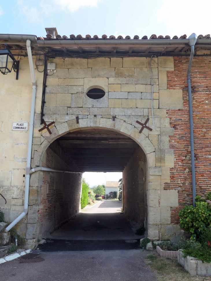 Le passage vers l'abbaye - Beaulieu-en-Argonne