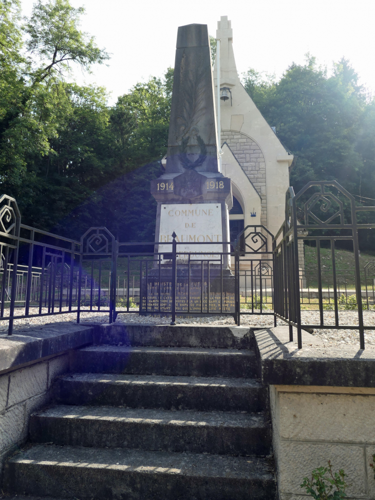 Le monument aux morts devant la chapelle - Beaumont-en-Verdunois