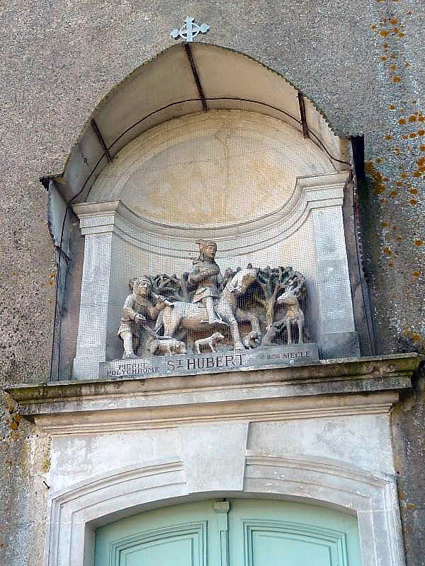 L'église de Mont Villers : Saint Hubert au dessus de la porte - Bonzée