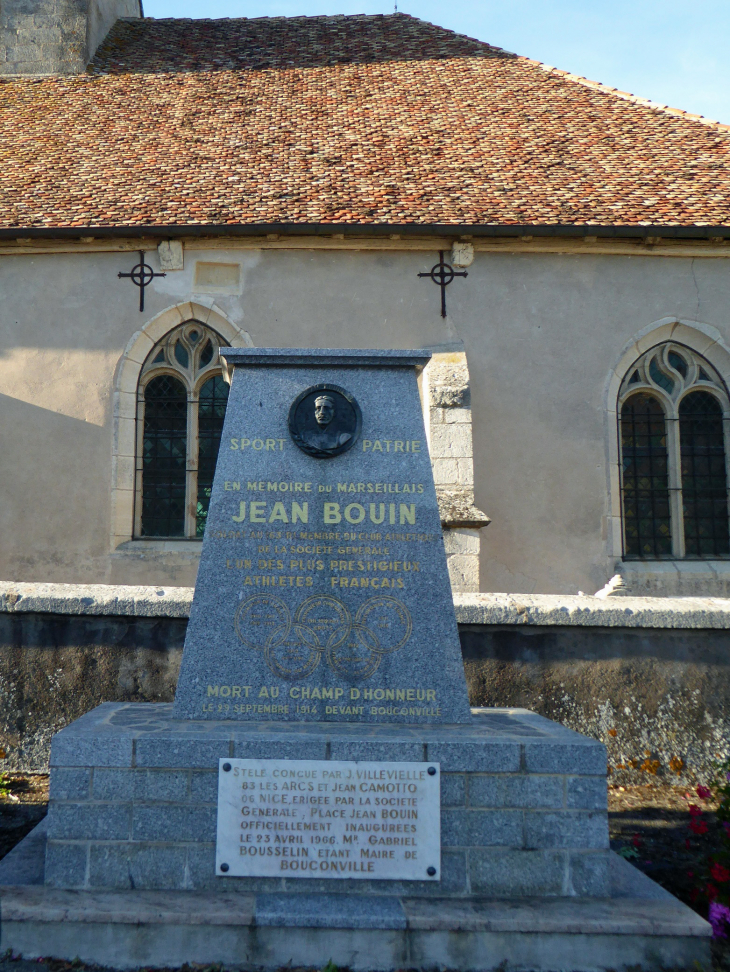 Le monument aux morts devant l'église - Bouconville-sur-Madt