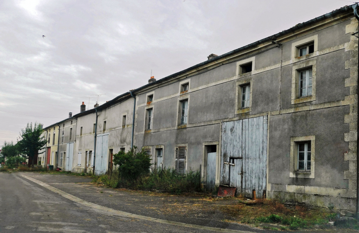 Usoirs devant les maisons lorraines  alignées  - Bovée-sur-Barboure