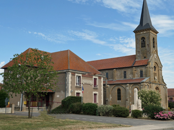 Le centre du village : église, mairie et monument aux morts - Braquis