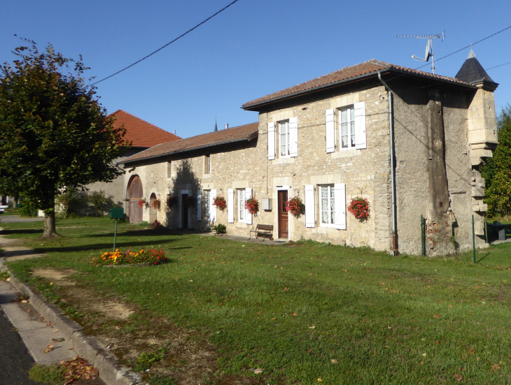 Dans le village - Brieulles-sur-Meuse