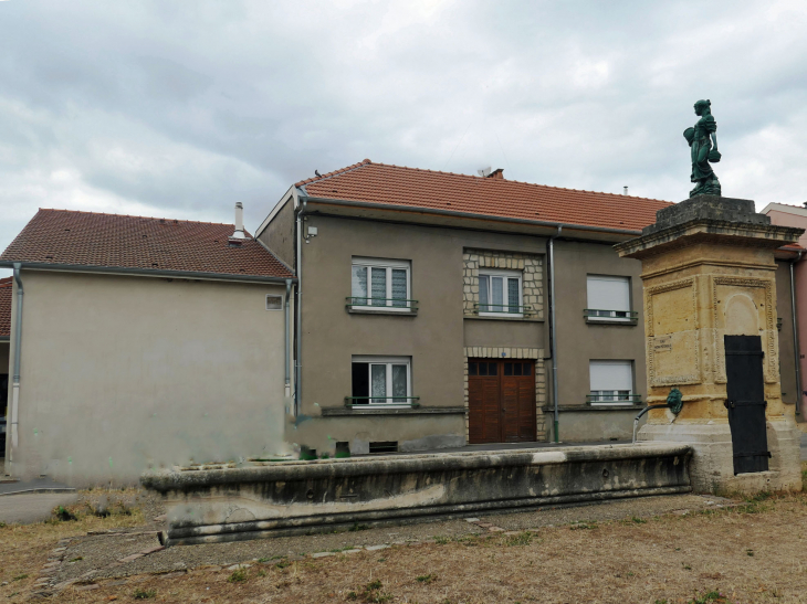 La fontaine dans le village - Brillon-en-Barrois