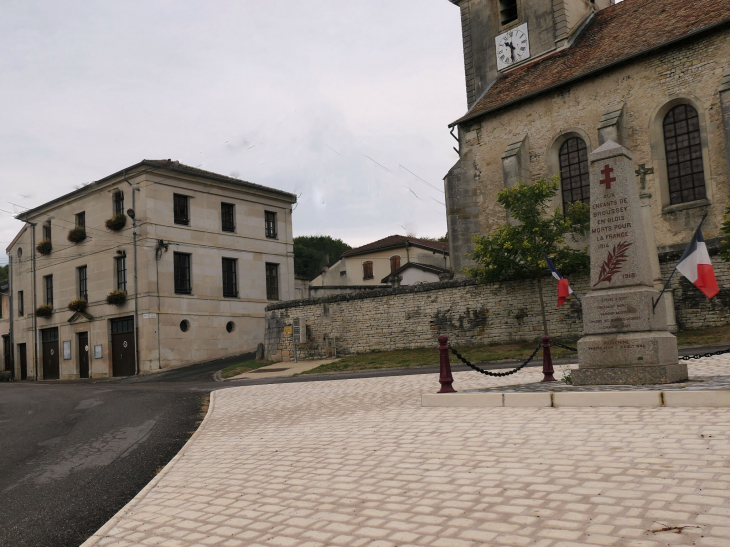 La mairie et le monument aux morts devant l'église - Broussey-en-Blois