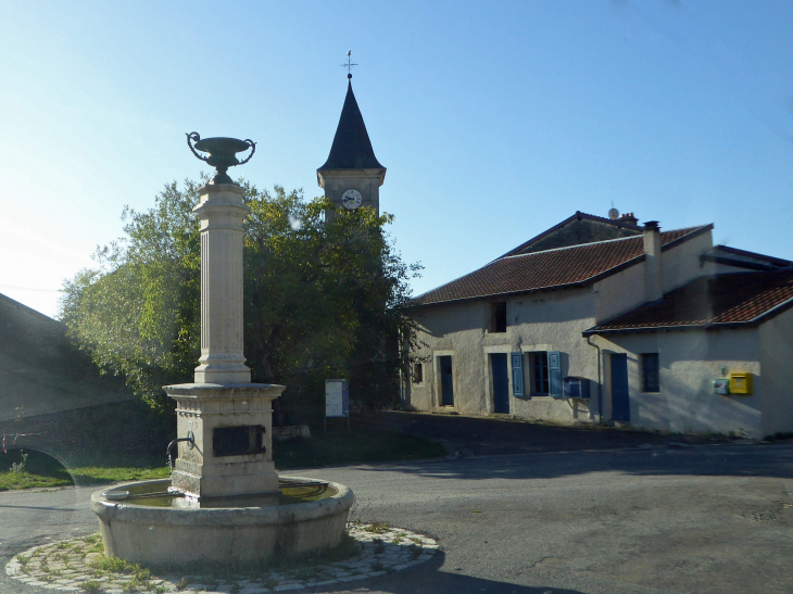 Buxerolles : l'église et la fontaine - Buxières-sous-les-Côtes