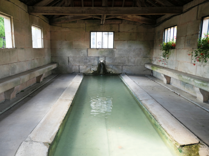 Oëy : l'intérieur du lavoir - Chanteraine