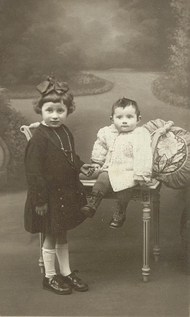 Mes deux soeurs. Rolande est née à Chauvency en 1927. - Chauvency-le-Château