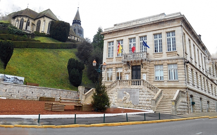 L'église surplombant l'hôtel de ville - Clermont-en-Argonne