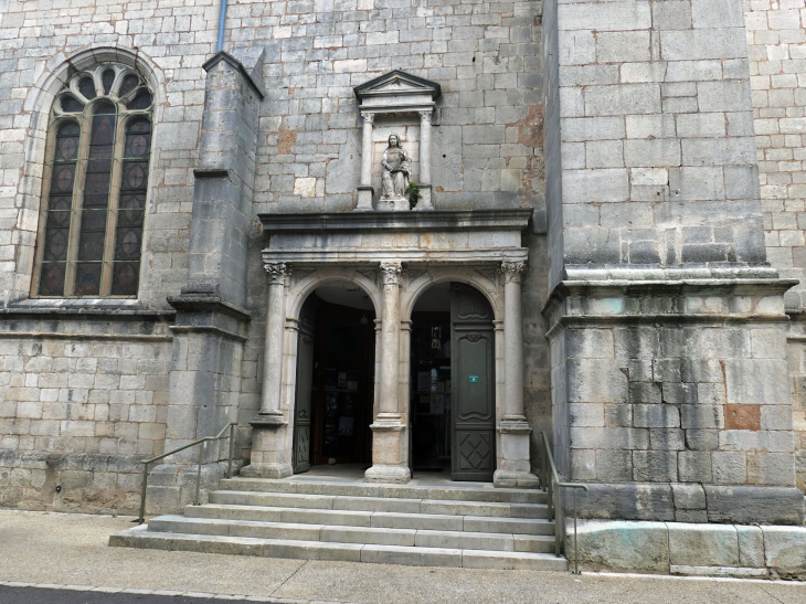 L'entrée de l'église Saint Pantaleon - Commercy