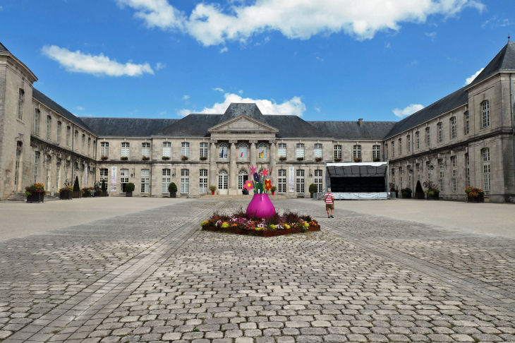 La cour du château-mairie Stanislas - Commercy