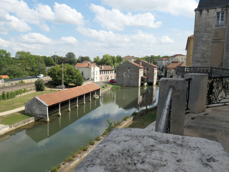 Vue sur le bras de Meuse derrière le château : le lavoir - Commercy