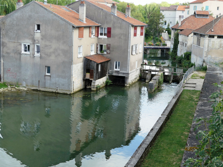 Vue sur le bras de Meuse derrière le château : l'église - Commercy