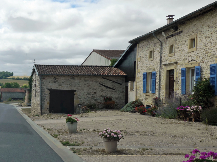 Maison lorraine  : l'usoir devant l'entrée - Courcelles-sur-Aire