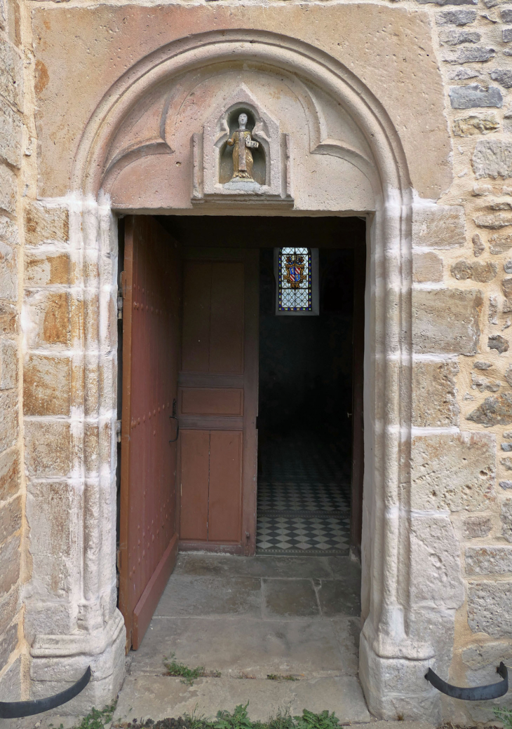 L'entrée de l'église au tympan rustique du XI-me siècle - Couvertpuis