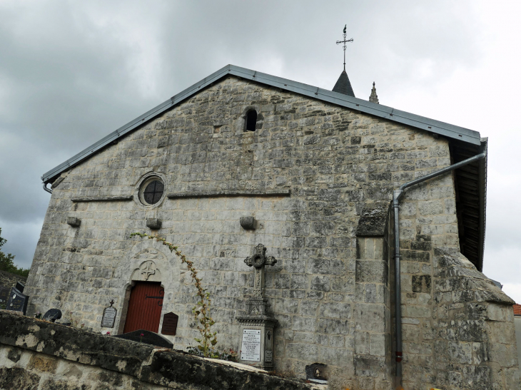 Le chevet plat de l'église fortifiée - Couvertpuis