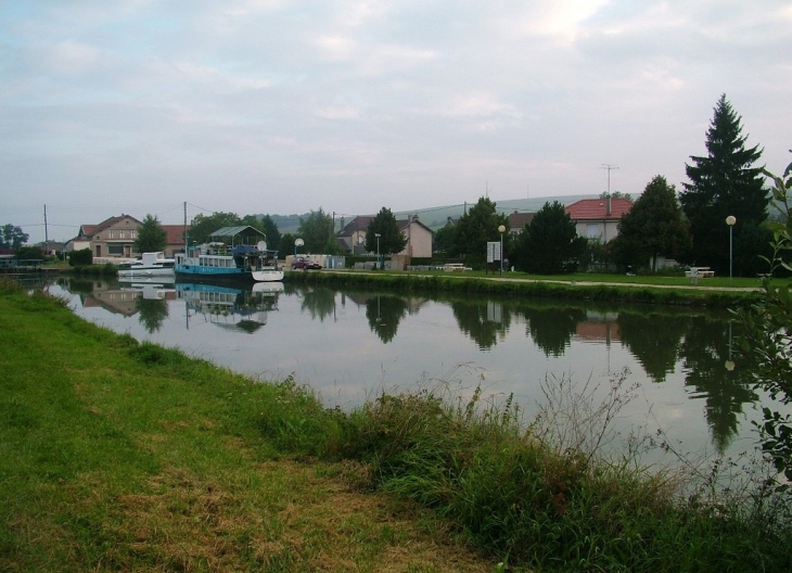 Dieue.La halte fluviale - Dieue-sur-Meuse