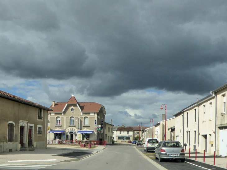 La rue principale - Dieue-sur-Meuse