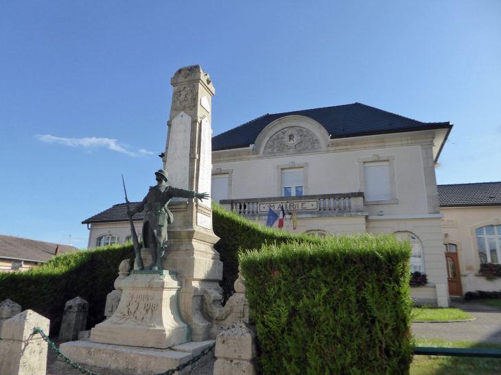 Le monument aux morts devant la mairie - Dompcevrin