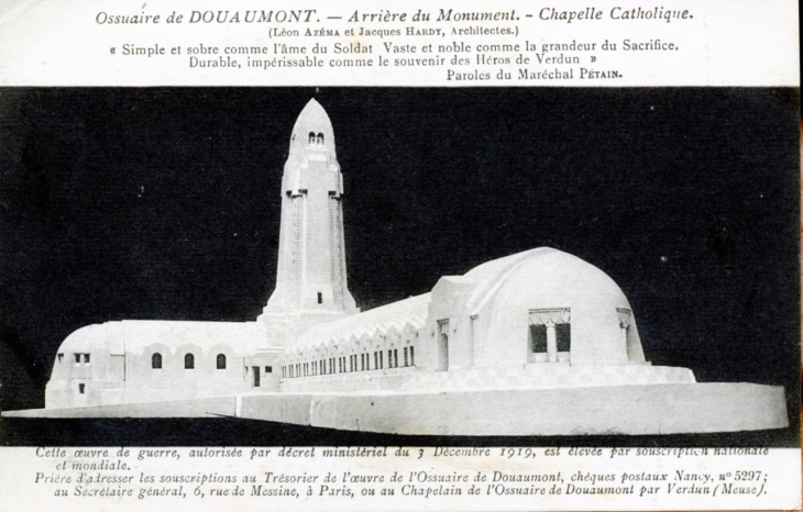 Ossuaire de Douaumont - Arrière du Monument - Chapelle Catholique,vers 1932 (carte postale ancienne).