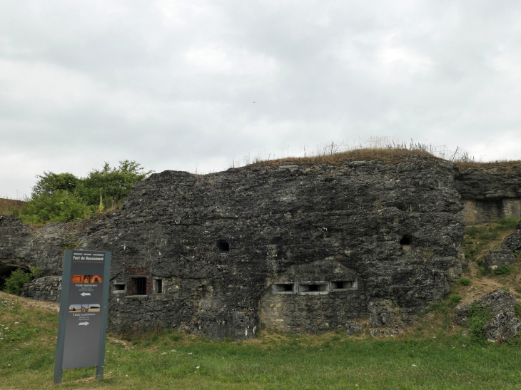 La façade du casernement - Douaumont