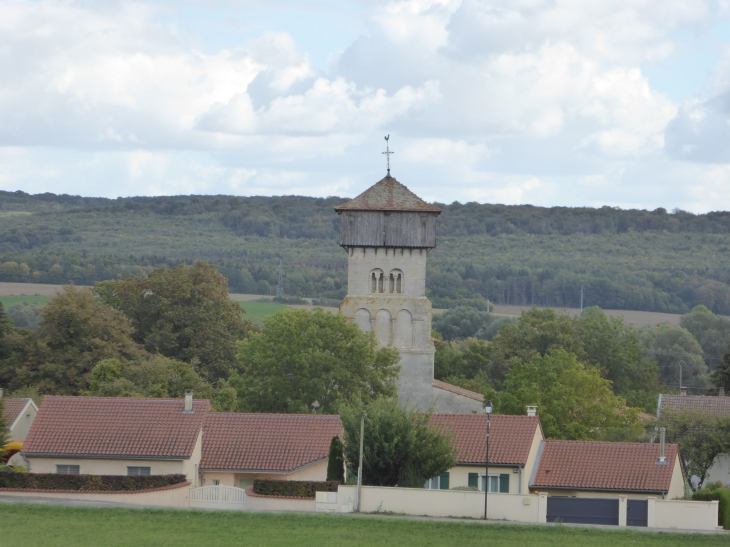 L'ancienne église parmi les maisons neuves - Dugny-sur-Meuse