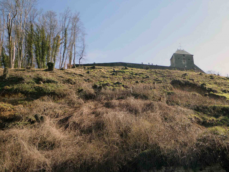 L'ancienne citadelle sur la colline - Dun-sur-Meuse