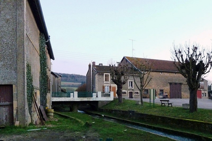 Au bord du ruisseau - Écouviez