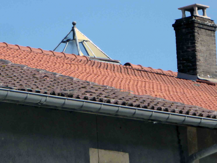 Mitre de verre sur le toit pour éclairer la pièce borgne d'une maison 