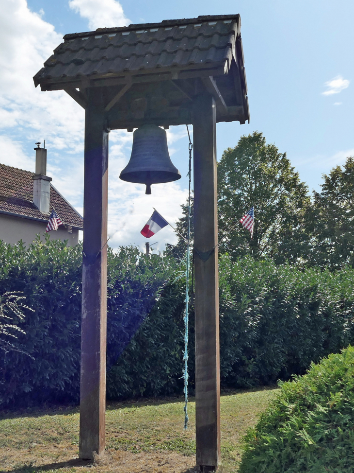 La cloche de l'ancienne chapelle - Épinonville