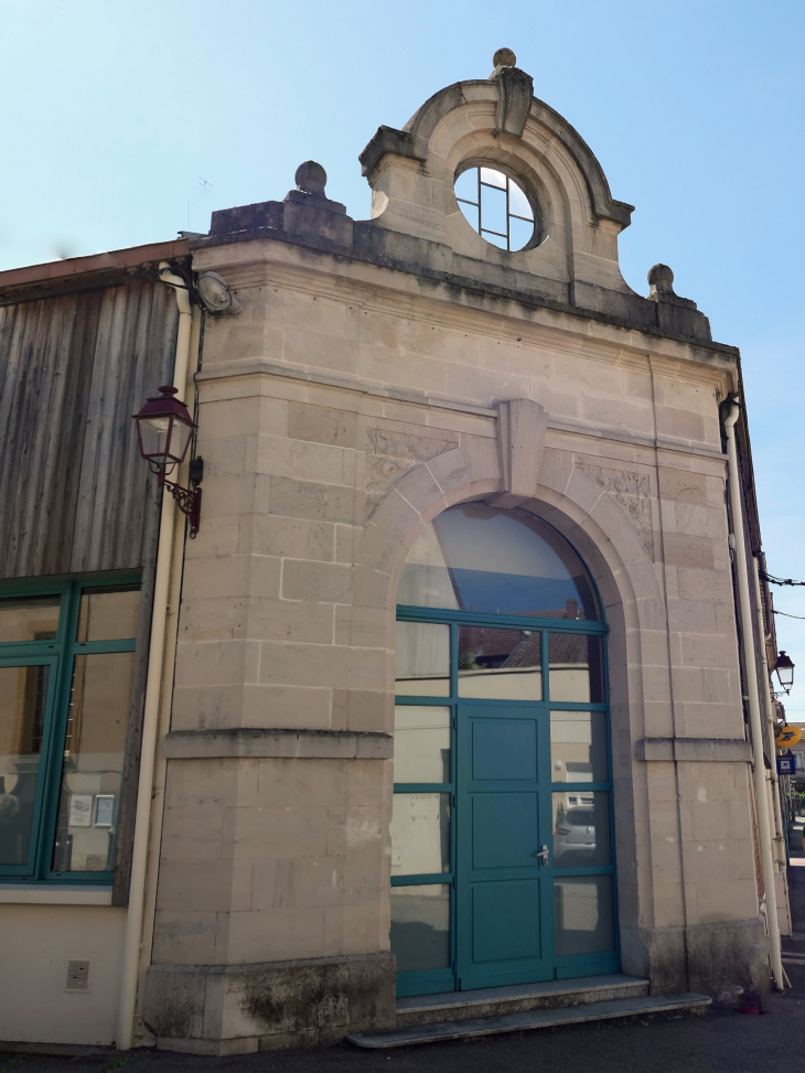 L'entrée du marché couvert - Étain