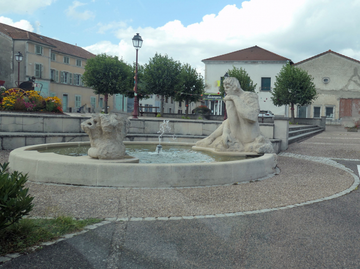 La fontaine sur la place - Euville