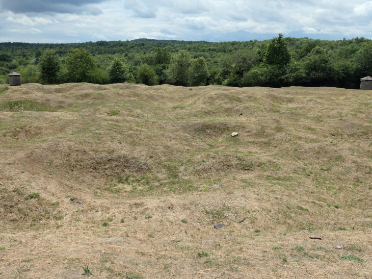 L'abri 320 : grande salle souterraine sous une épaisse couche de terre - Fleury-devant-Douaumont