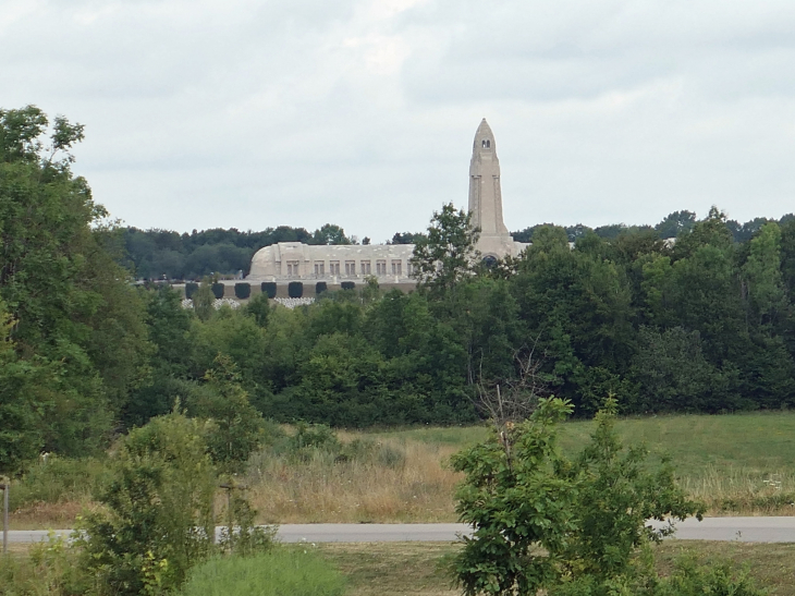 L'ossuaire vu du Mémorial - Fleury-devant-Douaumont