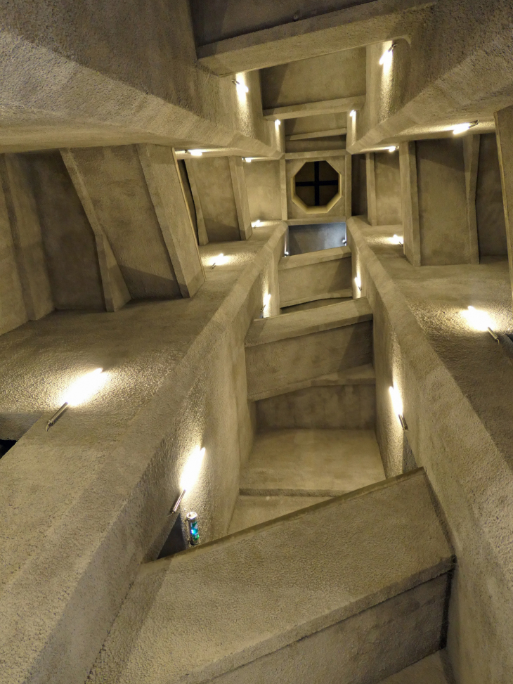 La montée dans la tour de l'ossuaire - Fleury-devant-Douaumont